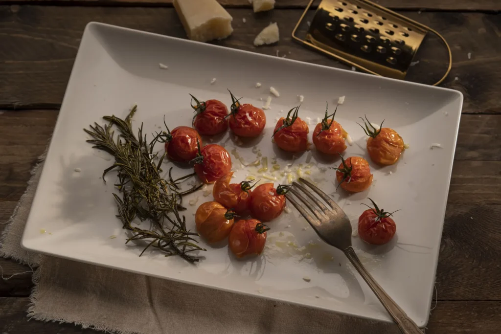 Rama de tomate cherry Divino Imperial marcada con romero
