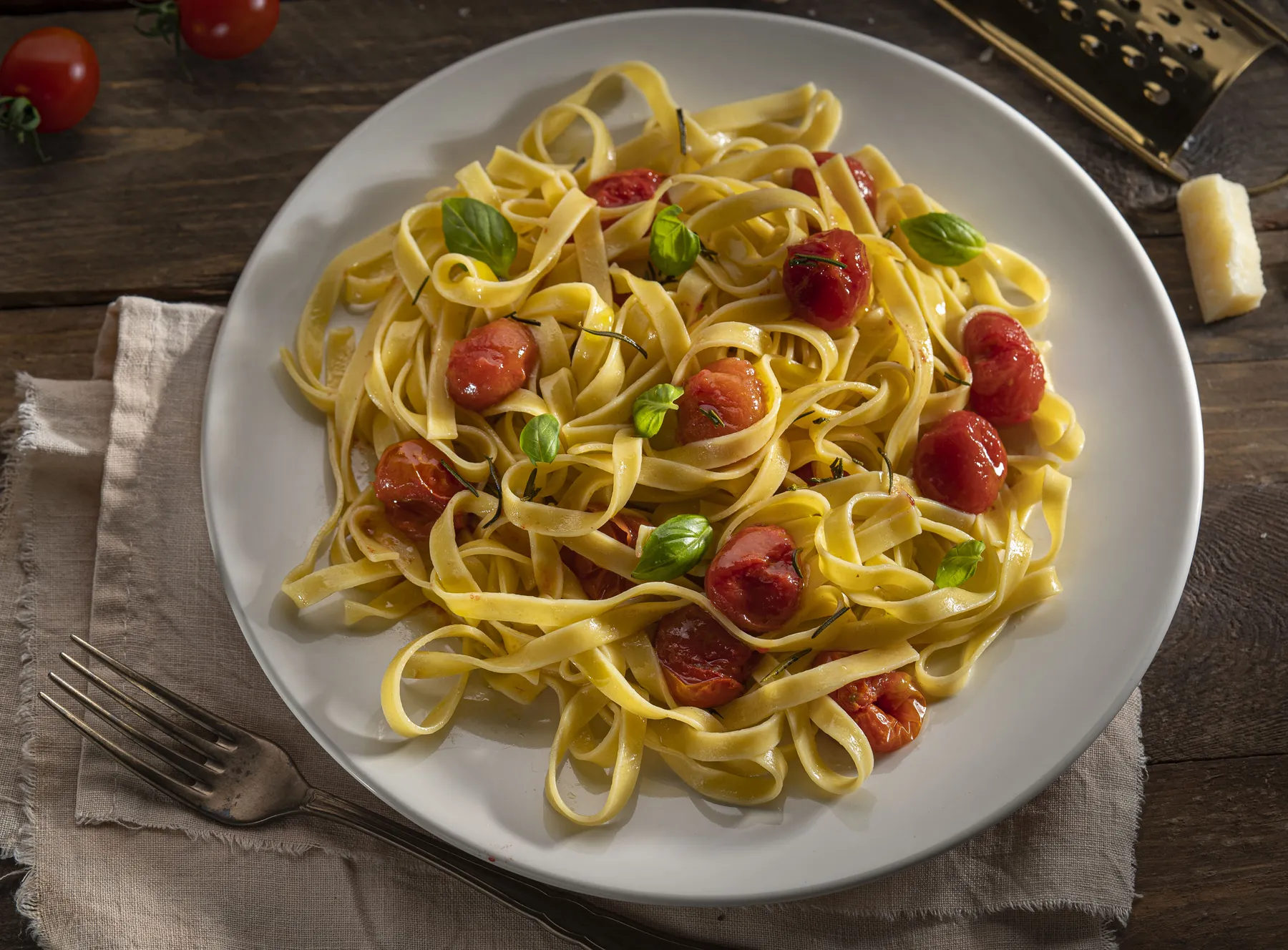 Tagliatelle con tomate cherry Divino salteado y albahaca