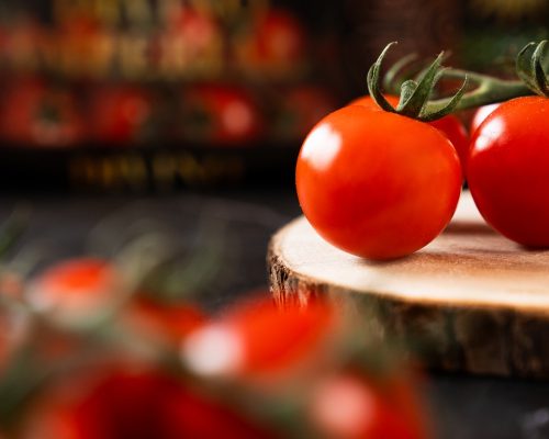 Tomate cherry en rama de Cualin Quality junto al envase de Divino Imperial