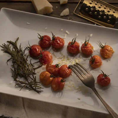 Rama de tomate cherry Divino Imperial marcada con romero
